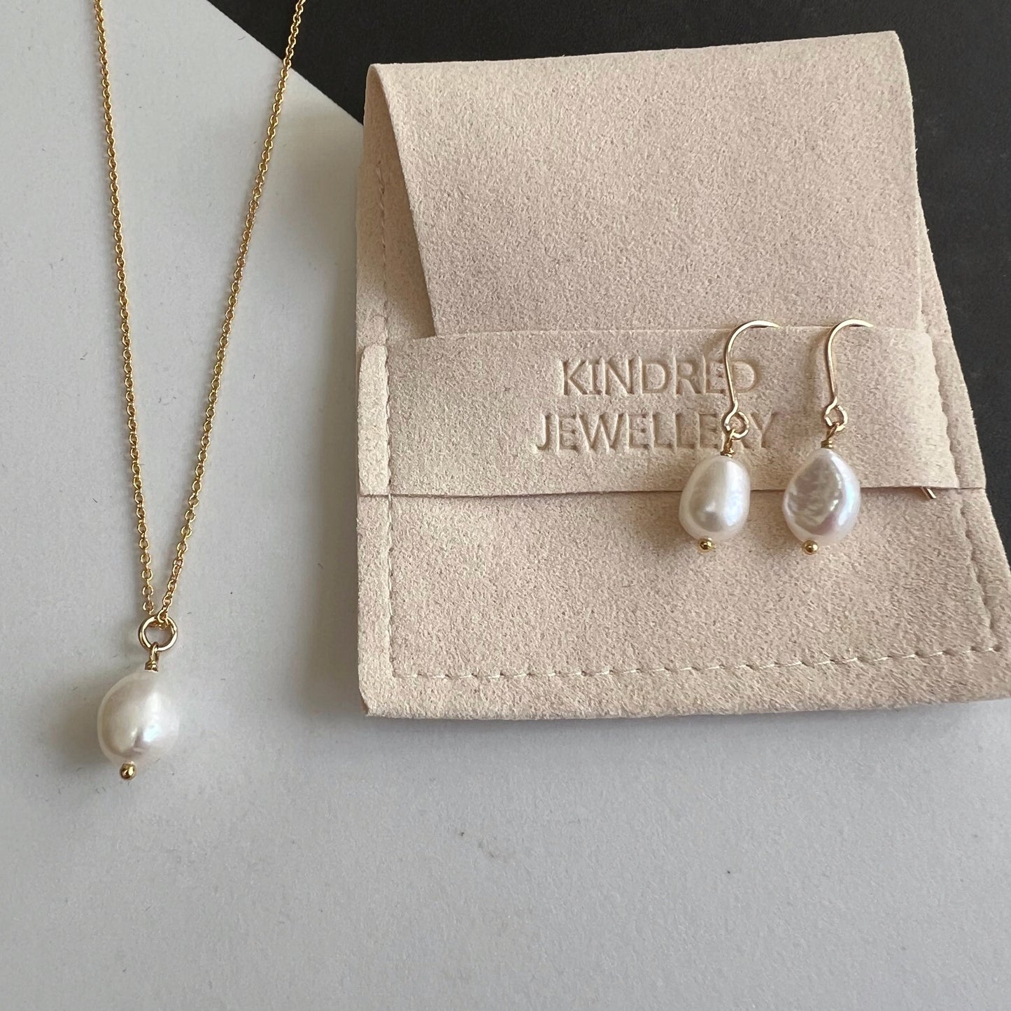 'Pearl' gold necklace